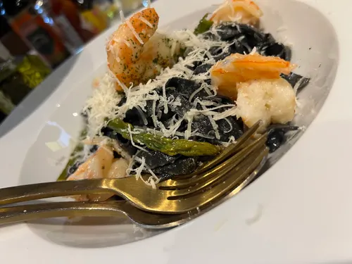 Tagliatelle al Nero con Camarones